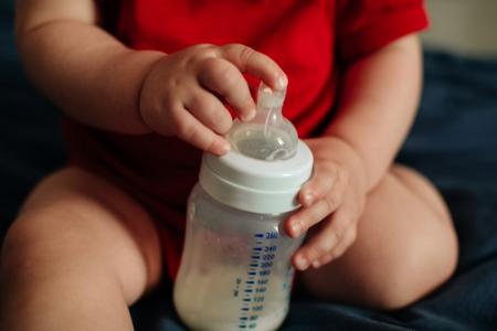 Le biberon en douceur : éviter l'air et les petits maux de ventre