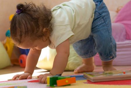 Comment l'ostéopathe peut aider bébé à marcher ?  ramper ? faire du quatre pattes ?